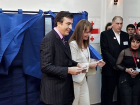 Михаил Саакашвили с супругой на выборах. Фото с сайта kommersant.ru