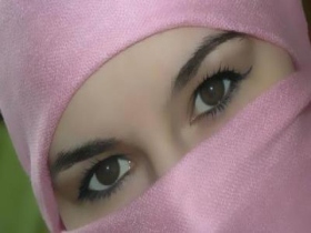 Чеченская девушка в хиджабе. Фото с сайта www.yaratam.ru