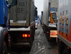 Российские грузовики на украинской трассе. Фото: izvestiacontent.ru.