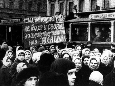Демонстрация женщин в революционном Петрограде, март 1917. Источник - forums.drom.ru