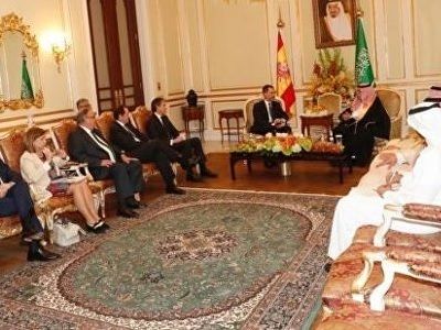 Испанская делегация в Саудовской Аравии, Мария Луиса Понсела. Фото: скриншот видео elmundo.es