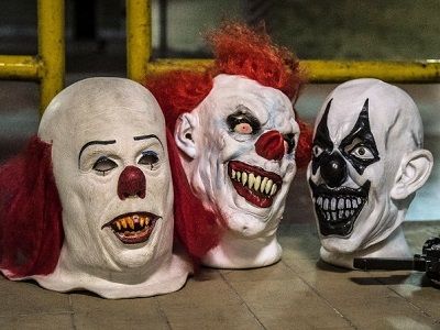 Маски злобных клоунов. Источник - pikabu.ru