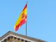 Флаг Испании над зданием парламента. Источник - euroscientist.com