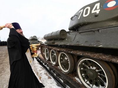 Освящение бывших лаосских танков Т-34. Фото: ТАСС