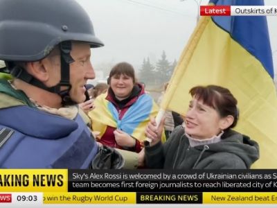 Стоп-кадр сюжета журналиста Sky news на окраине Херсона после того, как украинские войска вошли в город. Фото: Sky News