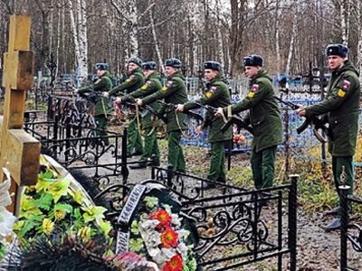 Похороны с военскими почестями. Фото: Адександр Воронин, Каспаров.Ru