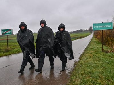 Следователи на месте падения ракеты в Пшеводуве. Фото: DarikNews.bg