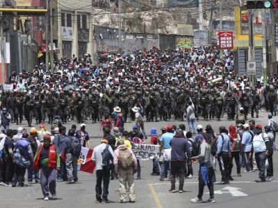 Протесты в Арекипе против задержания свергнутого президента Перу Педро Кастильо. Фото:  Fredy Salcedo / AP