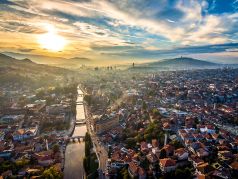 Вид на Сараево. Фото: Damir Dautbegovic/shutterstock.com