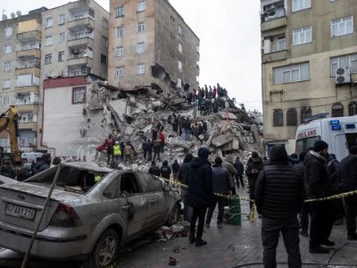 Спасатели ищут пострадавших и погибших на развалинах жилого дома. Диябакыр, Турция. Фото: Refik Tekin / EPA / Scanpix / LETA