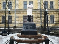 Памятник "белому пальто" на наб. Фонтанки, Санкт-Петербург. Фото: t.me/nedimonspbinf