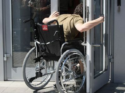 Трудности инвалида-колясочника. Фото: tv-mig.ru