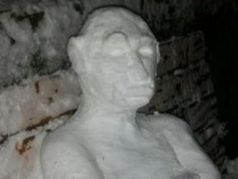 Снеговик "Путин-неандерталец". Фото: klops.ru