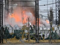 Спасатели тушат пожар на электроподстанции в Харькове. Фото: Sergey Bobok / AFP