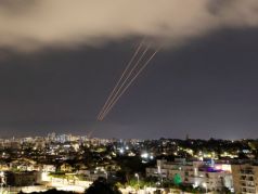 Система ПВО сработала после того, как Иран запустил беспилотники и ракеты в сторону Израиля, 14 апреля 2024 г. Фото: Amir Cohen / Reuters