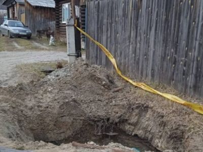 Яма с водой. Фото: Арина Посад, Каспаров.Ru