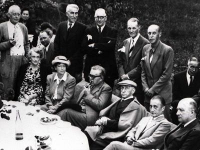 Встреча писателей-эмигрантов с Константином Симоновым, Париж, 1946. Фото: t.me/akalitin Встреча писателей-эмигрантов с Константином Симоновым, Париж, 1946. Фото: t.me/akalitin