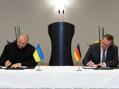 Подписание договора Умеровым и Писториусом. Фото: bmvg.de