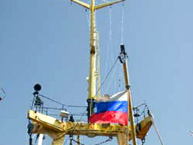 Флаг на российском судне. Владивосток. Фото "КП"
