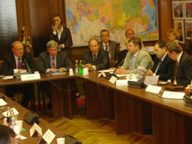 Участники подписания соглашения о борьбе с коррупцией. Фото пресс-службы ЦК КПРФ, для Каспарова.Ru (c)