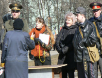 Бабушку не пускают в сквер на детский праздник "Город мастеров" в Нижнем Новгороде 24 марта 2007 года