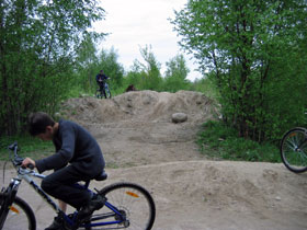 Велосипедисты в Юнтолово. Фото: untolovo2005.narod.ru