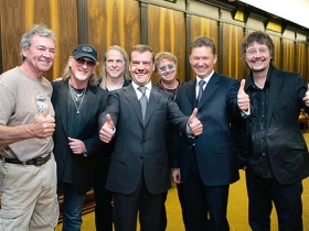 Дмитрий Медведев и Deep Purple. Фото: preemnik2008.net Дмитрий Медведев и Deep Purple. Фото: preemnik2008.net