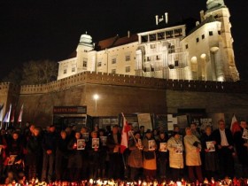 Поляки около королевского замка в Вавеле. Фото с сайта daylife.com