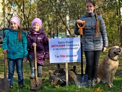 Против застройки двора. Фото Олега Комолова, Каспаров.Ru