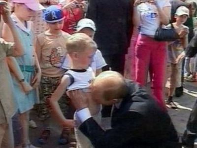 Владимир Путин целует мальчика в живот. Фото: ozera.files.wordpress.com.