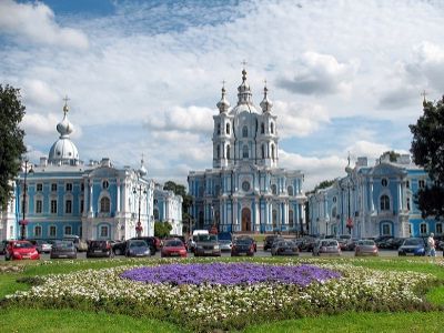 Смольный собор. Источник - https://upload.wikimedia.org Смольный собор. Источник - https://upload.wikimedia.org