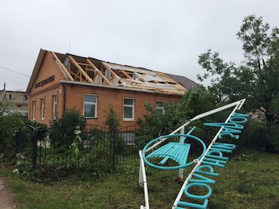 В Энгельсе власть не ремонтирует крышу дома, снесенного ураганом год назад