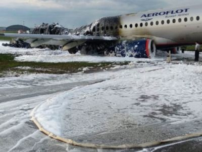 Сгоревший самолет SSJ100, Шереметьево. Фото: МЧС по Московской области