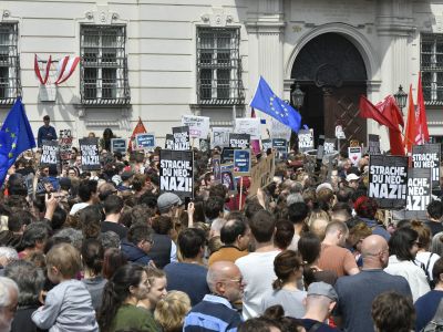 Демонстрация перед Венским министерством. Фото: news.glonaabot.com