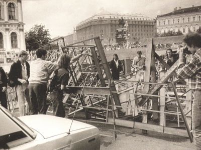 Баррикада на Исаакиевской пл. у Мариинского дворца, 19.8.1991. Фото: polithistory.ru