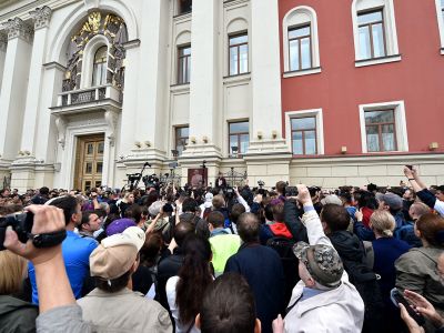 Участники встречи оппозиционных кандидатов в депутаты Мосгордумы с избирателями у здания мэрии Москвы, 14 июля 2019 года. Фото: Петр Кассин / Коммерсант