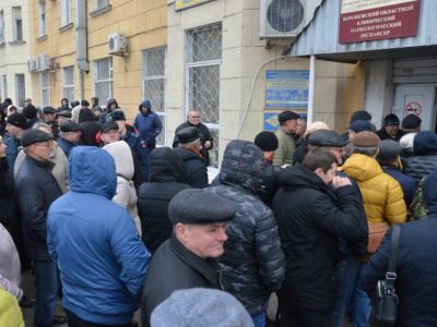 Очередь в наркодиспансер Воронежа за справкой для водителей. Фото: t.me/redzion