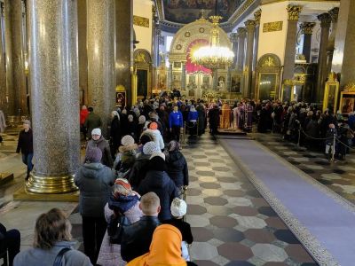 Православные верующие выстроились в очередь в Казанском соборе в Петербурге, чтобы приложиться к мощам во время пандемии коронавируса. Фото: Артём Килькин / КП