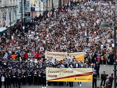 Участники акции памяти "Бессмертный полк" во время шествия в День Победы, Владивосток, 9 мая. Фото: Юрий Смитюк/ТАСС