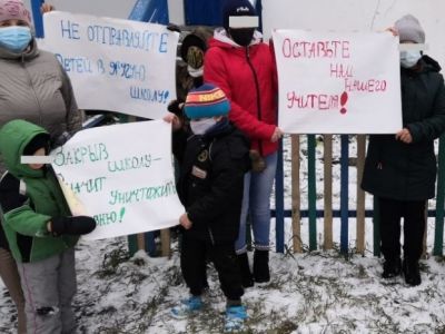 Пикет против закрытия школы