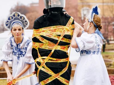 Акция Pussy Riot в Москве против полицейского насилия "Осторожно, хрупкое". Рита Флорес (слева) и Мария Алехина (справа). Фото: all_mary / Instagram