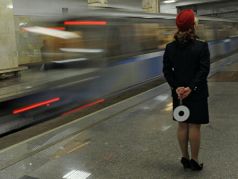 Сотрудница московского метрополитена на станции 