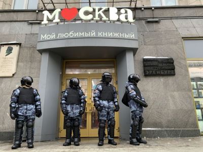 Сотрудники ОМОНа стоят у входа в книжный магазин "Москва" во время протестной акции в столице 23 января в поддержку Алексея Навального. : Филипп Пионтковский / Каспаров.Ру