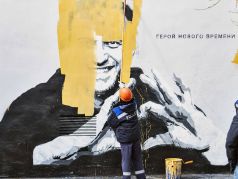 Закрашивание граффити с изображением Алексея Навального и фразой 