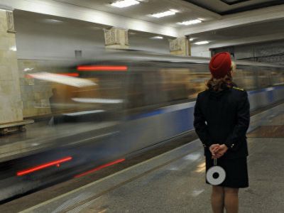 Сотрудница московского метрополитена на станции "Партизанская". Фото: Владимир Вяткин / РИА Новости