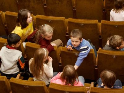 Дети в "Кукольном театре сказки". Фото: teatrskazki.spb.ru