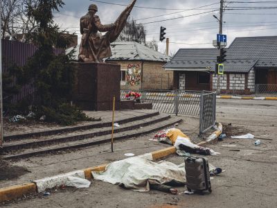 Тела мирных жителей — жертв обстрела в Ирпени. Фото: Diego Herrera / Europa Press / Getty Images