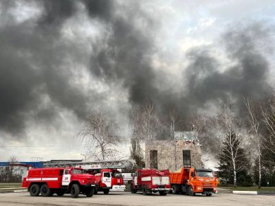 Лишь через 12 часов удалось локализовать пожар у нефтебазы в Азове