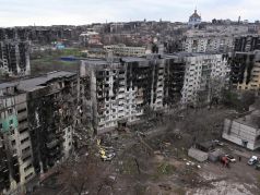 Пострадавшие от обстрелов многоэтажные жилые дома в Мариуполе. Фото: Анатолий Жданов/Коммерсант