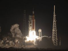 Старт ракеты SLS с космическим кораблем 